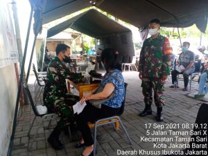 Serbuan Vaksinasi Koramil 01/TS Kodim 0503/JB dengan Vaksin Pfzer Dosis Satu dan Sinovac serta Astra Zeneca Dosis Dua