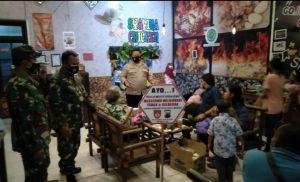 Ramai Warga Berburu Kuliner, Babinsa Kembali Ingatkan Prokes