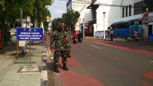 15 Pelanggar Prokes Terjaring OPS Yustisi Babinsa Koramil 02/TB Bersama Tiga Pilar di Wilayah Tambora