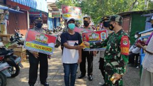 Cegah Penyebaran Covid-19, Babinsa Koramil 02/TB Sosialisasi PPKM dan Bagikan Masker