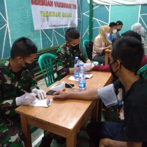 Malam minggu Kodim 0503/JB menyambut Antusias Warga untuk Vaksinasi Dosis Pertama