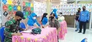 Danramil 04/Pulogadung Kolaborasi Dengan PD.PasarJaya Pulogadung Tuntaskan Vaksin Pedagang