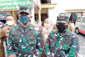 Berikan Rasa Aman Anggota Koramil 10 Jenawi Dampingi Vaksinasi