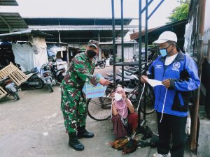 Cegah Covid 19 Anggota Koramil 17 Gondangrejo Bagikan Masker