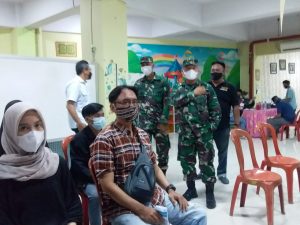Danramil Pulogadung Dampingi Staf Ahli Pangdam Jaya Tinjau Giat Serbuan Vaksinasi di PD. Pasar Jaya Pulogadung