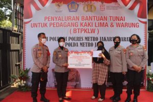 Polres Metro Jakarta Barat Memberikan Bantuan Tunai Untuk Pedagang Kaki Lima dan Warung