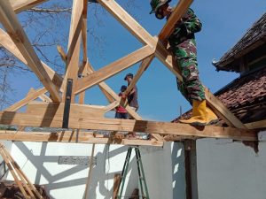 Struktur penutup Atap Serambi Masjid Ar-Rohman diganti dari Kayu Glugu menjadi Kayu Jati