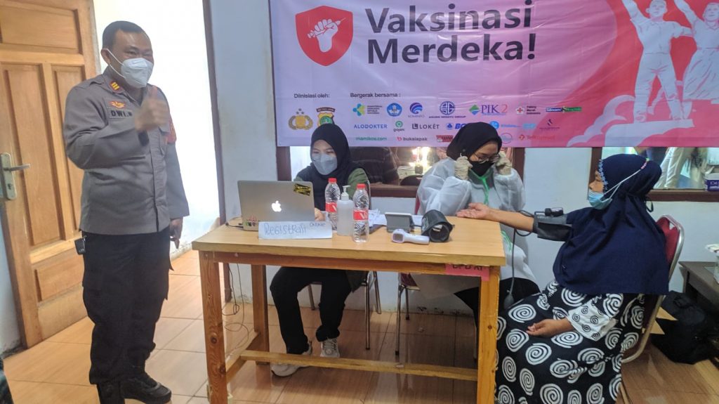 Gerakan Vaksinasi Merdeka Dosis 1 Sinovac Polres Metro Depok Polsek Bojonggede untuk Warga Masyarakat Desa Ragajaya Kec. Bojonggede