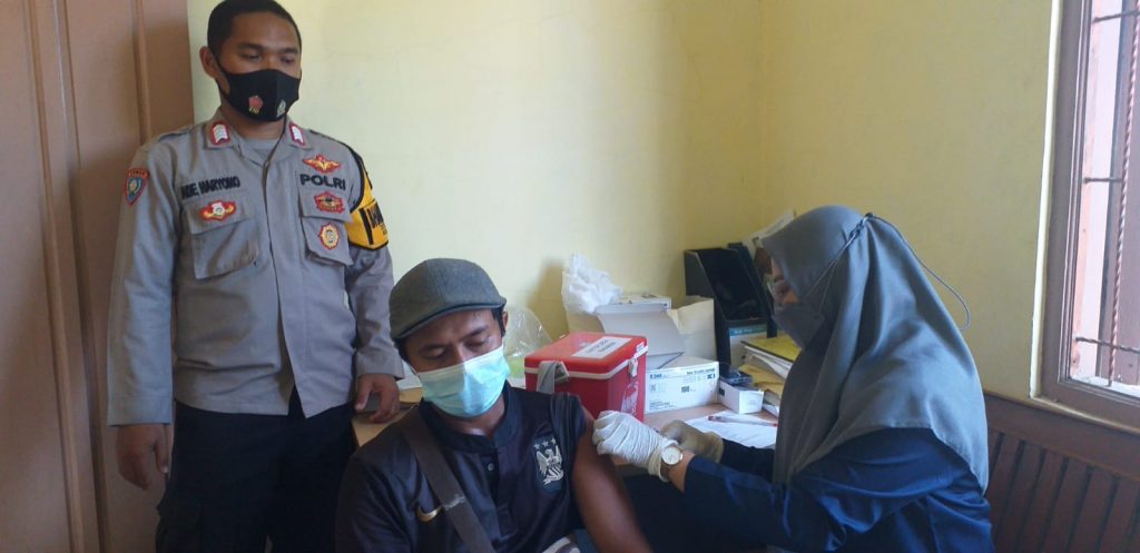 Gerakan Vaksinasi Merdeka Dosis 1 Sinovac Polres Metro Depok Polsek Bojonggede untuk Warga Masyarakat Desa Kedungwaringin Kec. Bojonggede