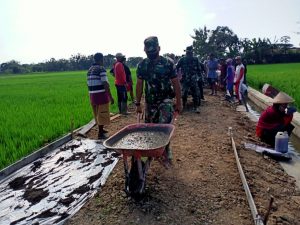 Jiwa Gotong-royong Benar-Benar Terasa di Lokasi Pembangunan Rabat Beton TMMD Reg 112 Kodim 0726/Sukoharjo