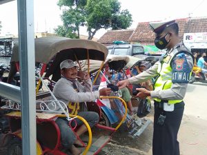 Kasatlantas Sampaikan Himbauan Tentang Prokes dan Bagikan Masker Di Desa Gempolsewu