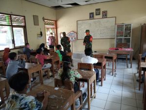 Babinsa Juwangi Beri Edukasi Prokes Di SDN 1 Krobokan