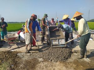 Semakin Mendekati Target, Warga dan Anggota Satgas TMMD Bersemangat Menyelesaikan Pembangunan Rabat Beton Jalan Dk.Sigobang – Dk. Siblarak