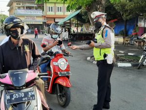 Selama Ops. Patuh Candi, Satlantas Polres Kendal Terus Laksanakan Kegiatan Dikmas Bagi Masker dan Brosur