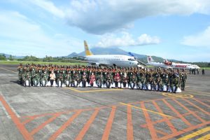 Taruna AAU Bekali Paskibra Sulut di Lanud Sam Ratulangi Manado