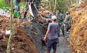TNI Hadir Bantu Kesulitan Masyarakat Desa Pakisaji di Blitar