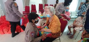 Hari Kesaktian Pancasila Polwan Polsek Tanjung Duren Nyambangi Panti Jompo Werdha Wisma Mulia