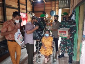 Gelar Kegiatan Rutin Jumat Berkah, Kodim 0104/Atim Bagikan Sembako Kepada Warga Terdampak Covid-19