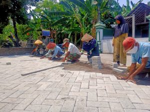 Hari Ini Pemasangan Paving Blok di Halaman Gedung TPA Al-Amin Telah Selesai Dilakasanakan