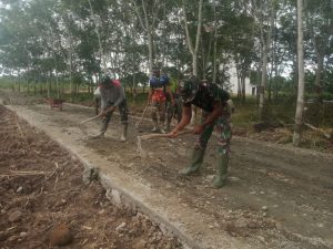 Panas – Hujan, Satgas TMMD Kodim HST Tetap Semangat Kerjakan Sasaran TMMD
