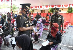 Danrem 081/DSJ Dampingi Pangdam Tinjau Vaksinasi di Blitar