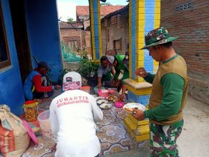 Makan Siang Bersama di Lokasi TMMD Reg 112 Kodim 0726/Sukoharjo, Tumbuhkan Nilai-Milai Positif Kemanunggalan TNI-Rakyat