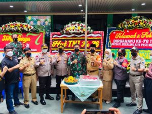 Dirgahayu Hut TNI ke 76, Polsek Taman Sari Berama 3 Pilar Memberikan Surprize Kepada Koramil 03/TS Jakarta Barat