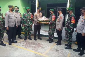 HUT TNI ke 76, Kapolsek Tambora Beserta Jajaran Kunjungi Makoramil 02/TB