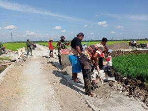 Cuaca Panas Tidak Menyurutkan Semangat Anggota TNI dan Warga Tetap Bergotong Toyong Melaksanakan Pembangunan Talud