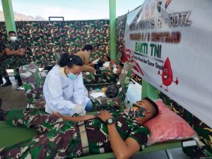 Menyambut HUT TNI ke-76 Satgas Yonarmed 6/3 Kostrad Menggelar Bakti Sosial Donor Darah di Pos Perbatasan
