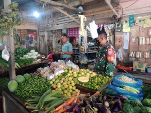 Cek Harga Sembako, Babinsa 06/Dam Sambangi Pasar Tradisional