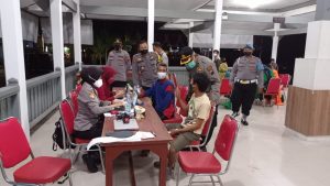 Percepat Vaksinasi Polres Kendal Lakukan Vaksinasi Malam Hari di Weleri