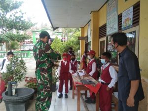 Babinsa Konsisten Laksanakan Pemantauan Pembelajaran Tatap Muka Di Wilayah Binaannya