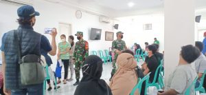 Patroli Babinsa Koramil 06/Cakung, Ajak Warga Vaksin