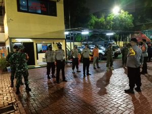 Cegah Penyebaran Covid-19 dan Guantibmas, Babinsa Koramil 02/TB Bersama Tiga Pilar Gelar Patroli Wilayah