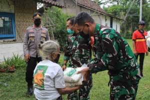 Peringati HUT Ke 76 TNI Tahun 2021, Dandim 0808/Blitar Gelar Baksos Di Daerah Pegunungan