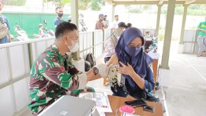 Wujudkan Kesehatan Warga, Koramil 04 Pulogadung Kolaborasi Dengan Food Station Gelar Vaksinasi