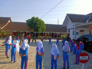 Dari TMMD Reg 112 Kodim 0726/Sukoharjo : Anak-Anak SD 01 Majasto Senang Senam Pagi Bersama Bapak-Bapak Tentara