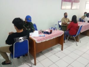 Danramil 02/TB Tinjau Serbuan Vaksinasi TNI di Aula Kantor Kelurahan Duri Selatan
