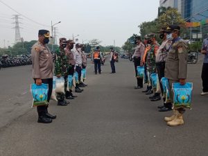 Polda Metro Jaya Salurkan Bantuan Paket Sembako di Kelurahan Jembatan Besi