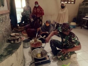 Mahir Memasak, Anggota Satgas TMMD Tidak Canggung Membantu Ibu-Ibu Memasak di Dapur Umum