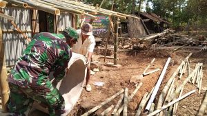 Kebersamaan Babinsa, Gotong-Royong Bantu Bangun Rumah Warga