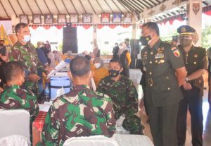 DAMPINGI Gubernur Tinjau Vaksinasi, Danrem 081/DSJ Ingatkan Peran Serta Masyarakat dalam Penanganan Covid-19