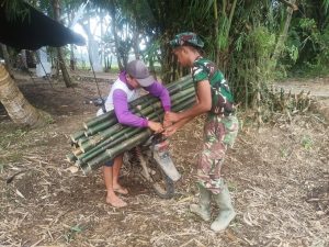Sedikit Cerita Albertus Saat Bantu Warga Angkut Bambu