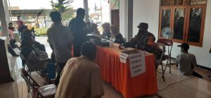 Ribuan Warga Antri Vaksin, Anggota Koramil 14/Jatisrono Bantu Kelancaran Kegiatan