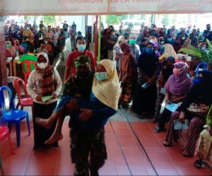 Bantu Kelancaran Vaksinasi, Babinsa Tak Segan Bopong Lansia