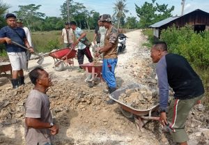 Satgas TMMD Bersama Warga Berjibaku Bangun Gorong-Gorong