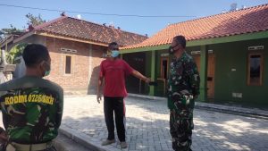 Anggota Satgas TMMD Reg 112 Kodim 0276/Sukoharjo Manfaatkan Waktu Luang Komsos Tokoh Masayarakat