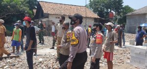 Polsek Tambelang Gelar Pembongkaran Bangunan Madrasah Raudatussibiyan