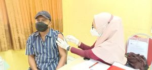 Koramil 08/Duren Sawit Gandeng RW Sisir Warga Vaksin